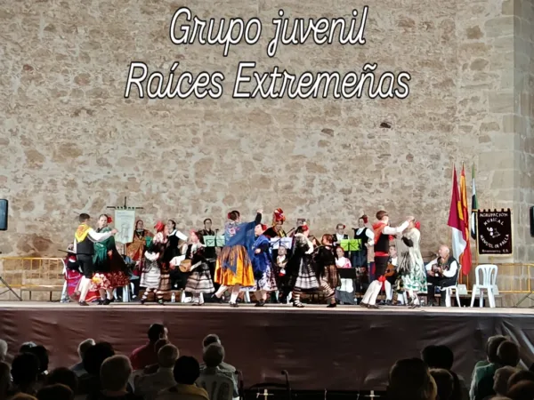 Actuación en Manzanares - Ciudad Real, con el grupo juvenil de Raíces Extremeñas