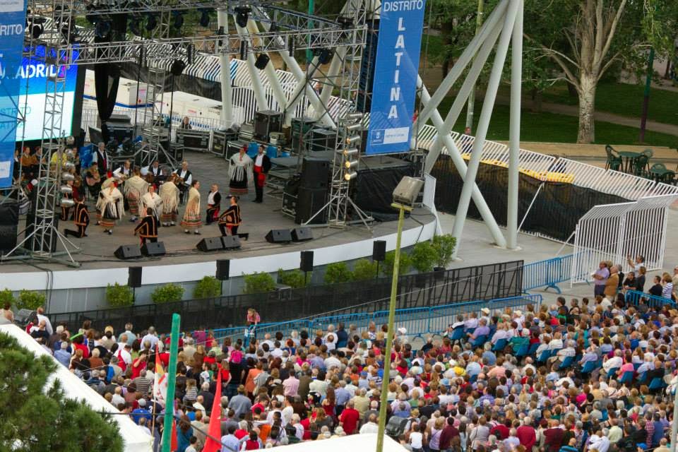 Actuación del Grupo Folclórico Raíces Extremeñas en las Fiestas de Aluche 2014